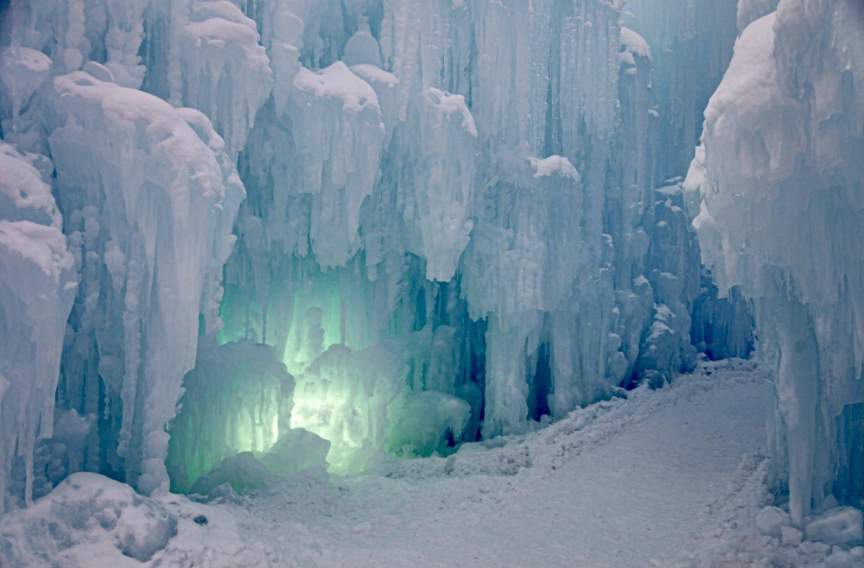 Ice Castles in the USA where they are and tips for visiting them.